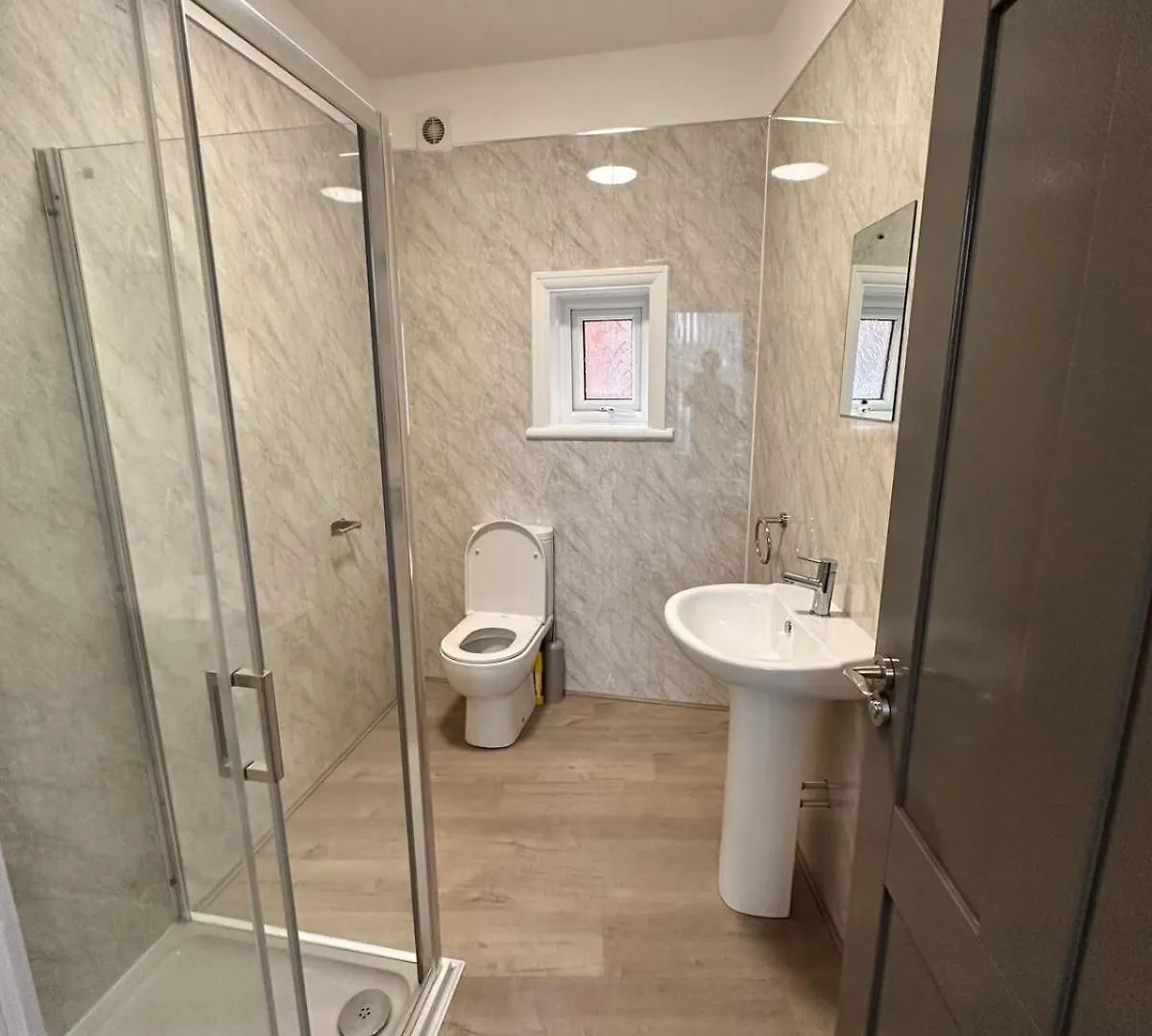 Lovely 1 Bed Spacious Apartment In Lytham St Annes Flat 2 0*,  United Kingdom